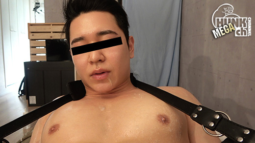 Kyoji, 24 years old, is a cute and handsome man with very thick thighs and erotic pectoral muscles that are clearly visible on his lower tits.
